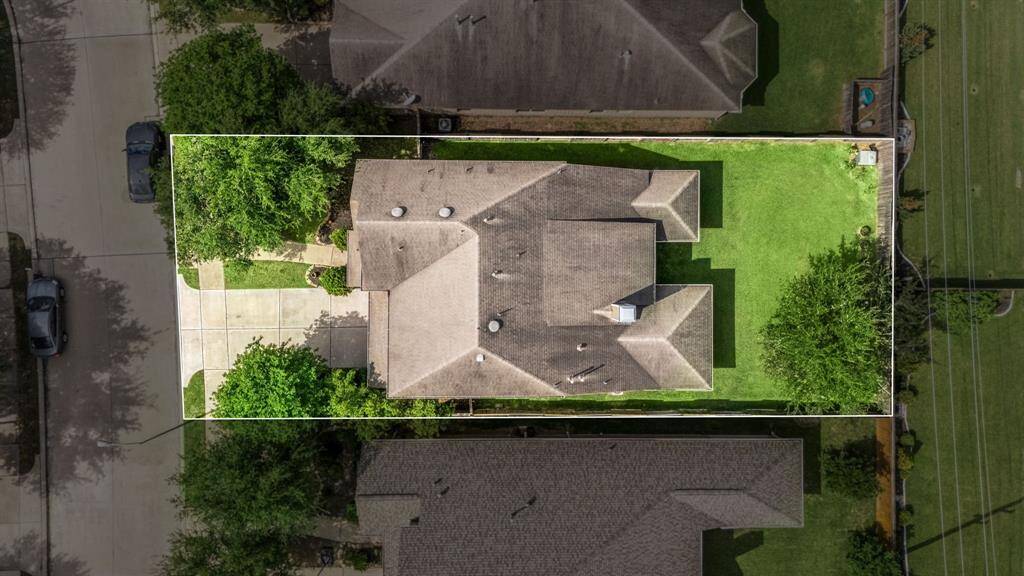 This home sits on a large lot with ample yard space in front and the back, lush landscaping and a well-maintained yard. Plenty of space to accommodate guest parking and situated on a quiet street in the Cinco Ranch Southwest community.