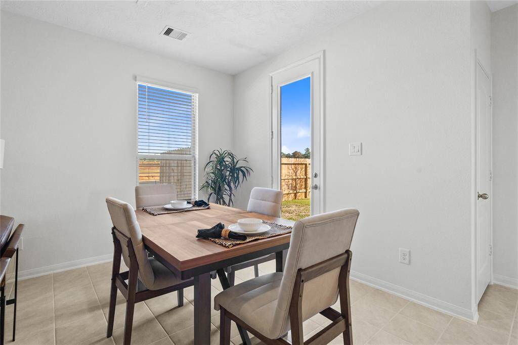Make memories gathered around the table with your family and friends! This dining room features high ceilings, large window with privacy blinds and tile flooring!