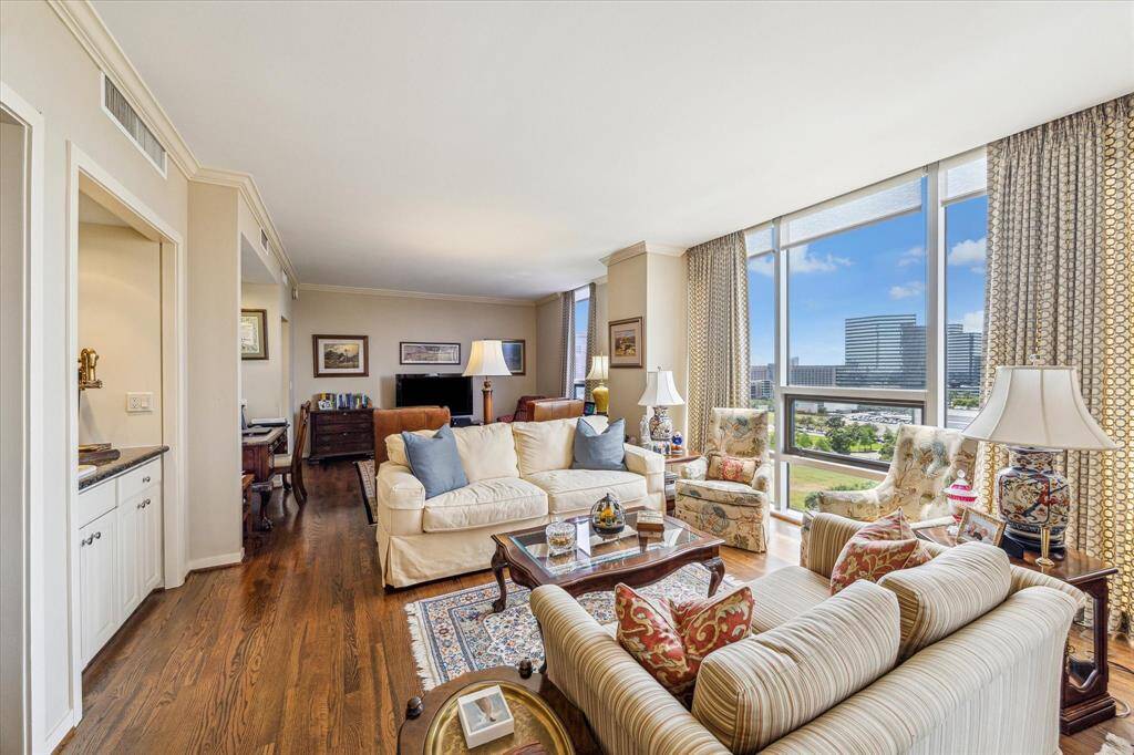 GYM    Residents have access to the well-equipped gyms located conveniently in both towers.