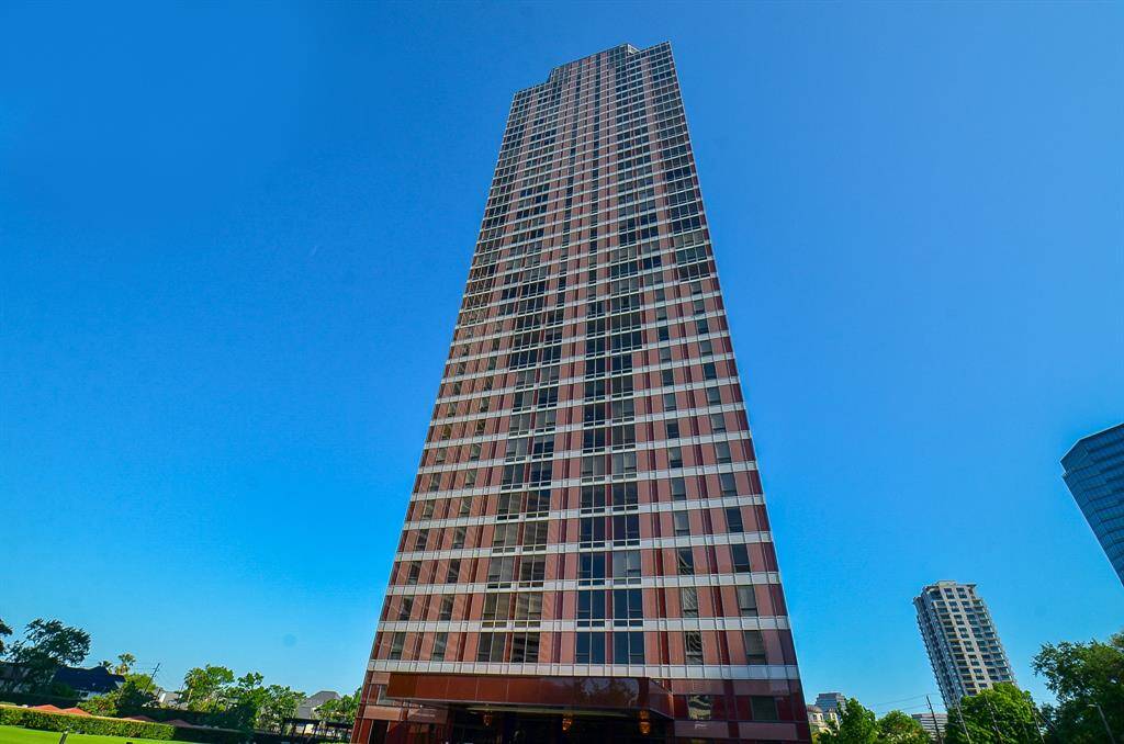 Home is on the 4th floor where you have amzing views of Galleria and downtown
