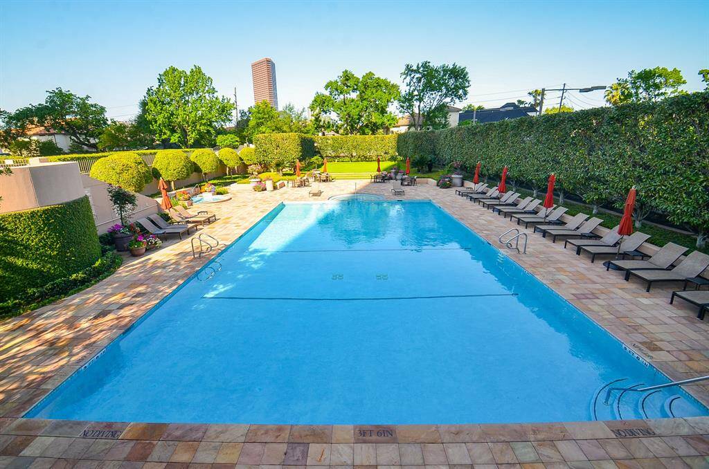 Resort Style Pool, whirpool, covered cabanas and an outdoor cocktail bar.
