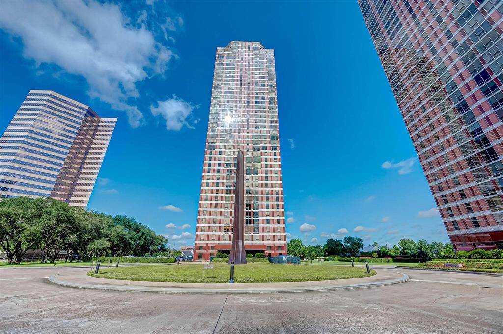 Four-Leaf Towers, designed by renowned architect Cesar Pelli, is synonymous with the height of fine Houston living, offering unparalleled luxury, comfort, and convenience amidst the most vibrant area in Houston.
