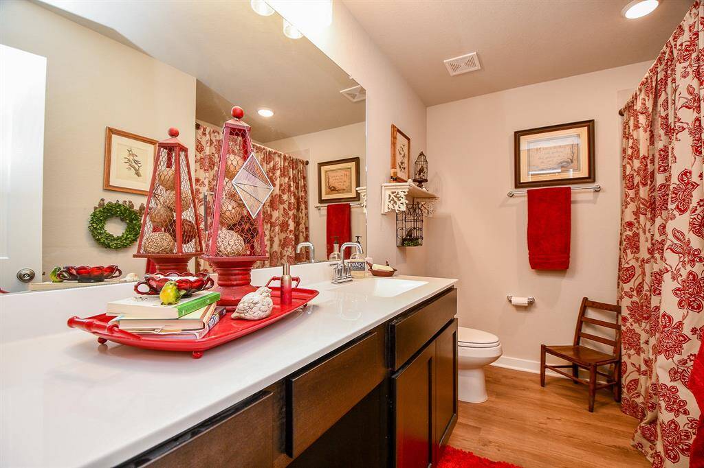 BATHROOM 2 LOCATED TOWARDS FRONT OF HOUSE AND IS SHARED BETWEEN 3 SECONDARY BEDROOMS
