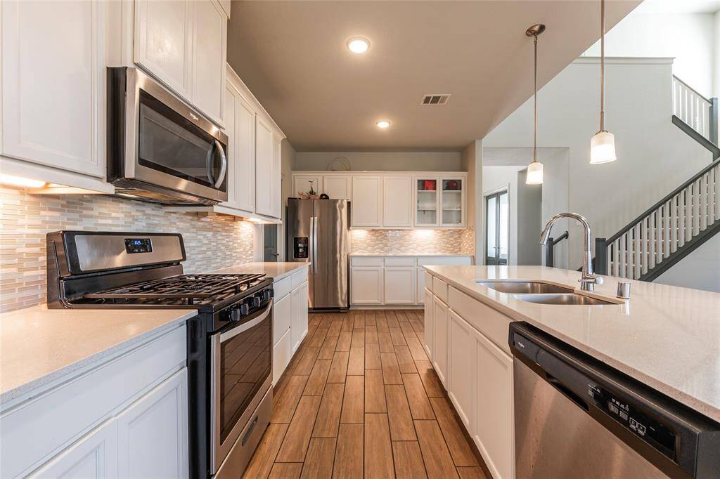 Step inside he grand open concept home with no shortage of counter or cabinet space. This ts the entertainers dream.
