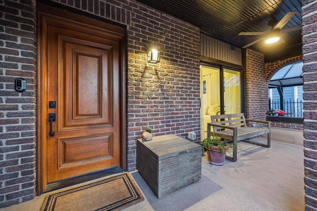 A charming front porch - A warm welcome!
