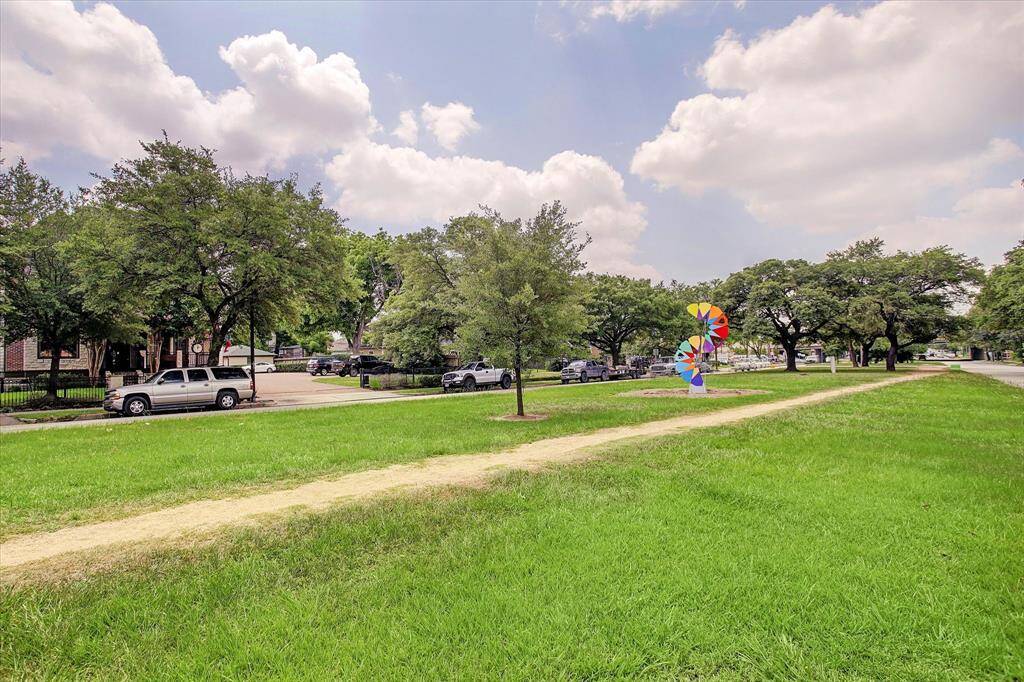 Situated in a highly walkable location - Minutes to acclaimed restaurants, coffee shops and hike/bike trail.