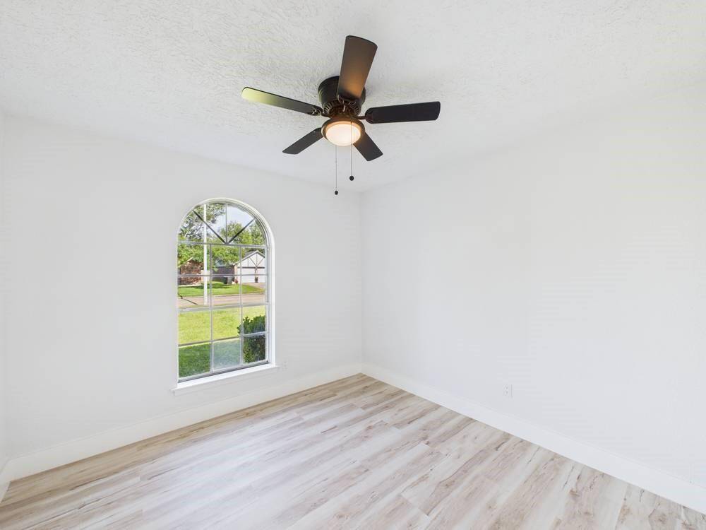 Bedroom #3 with beautiful arched window