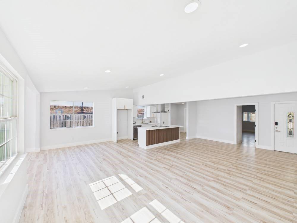 Open concept ideal for hosting! Create the space of your dreams with all this room!