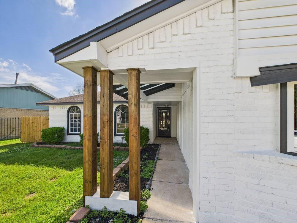 Covered walkway, perfect for those hot Sunny days!