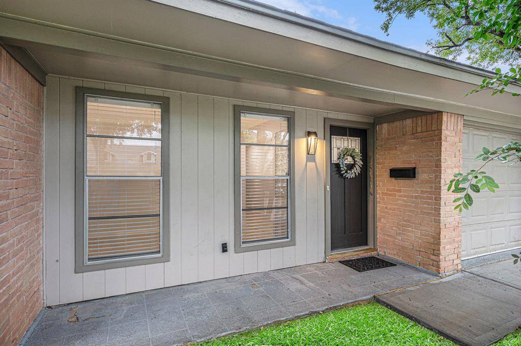 Welcome to 5511 Loch Lomond. A great place to call home!