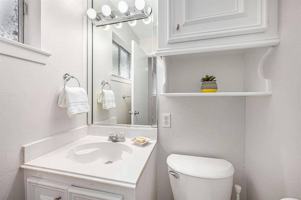 Compact primary bath