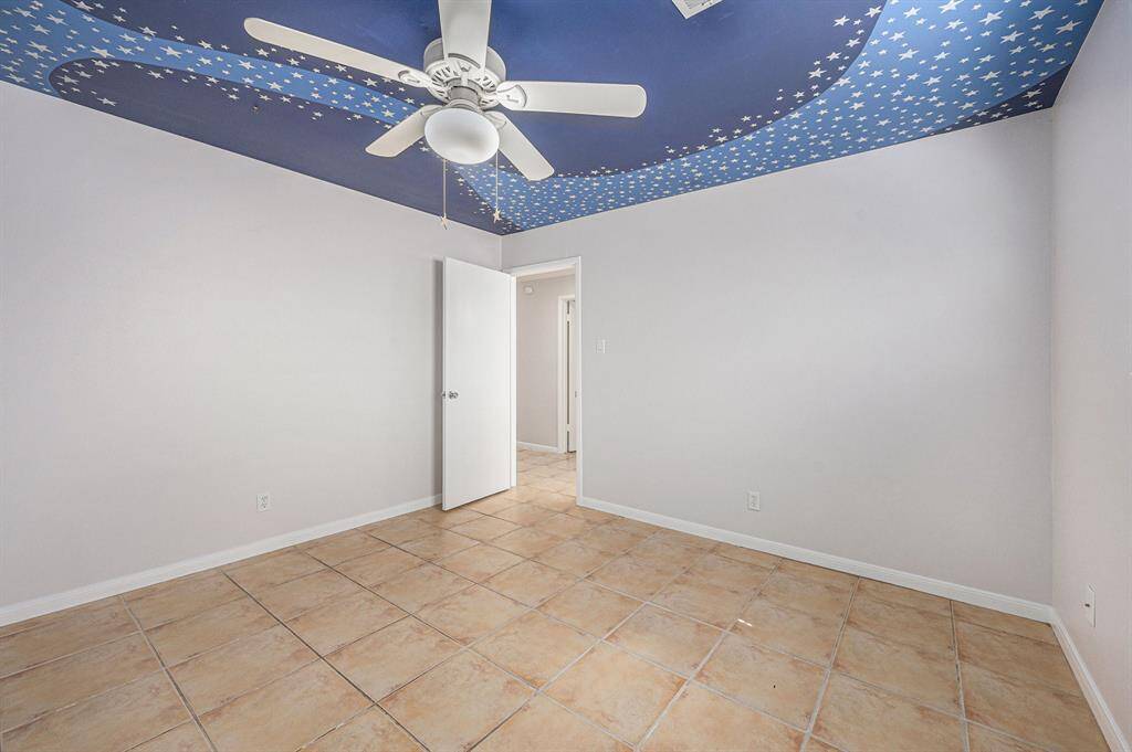Secondary bedroom.
