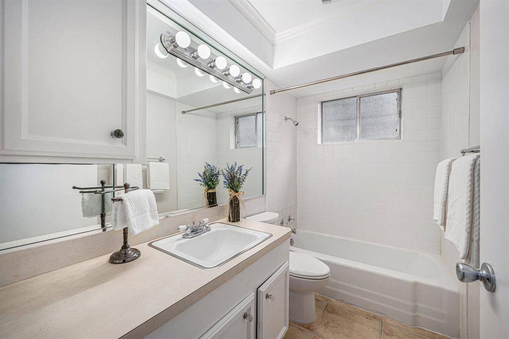 Hall bath with shower/tub combo.
