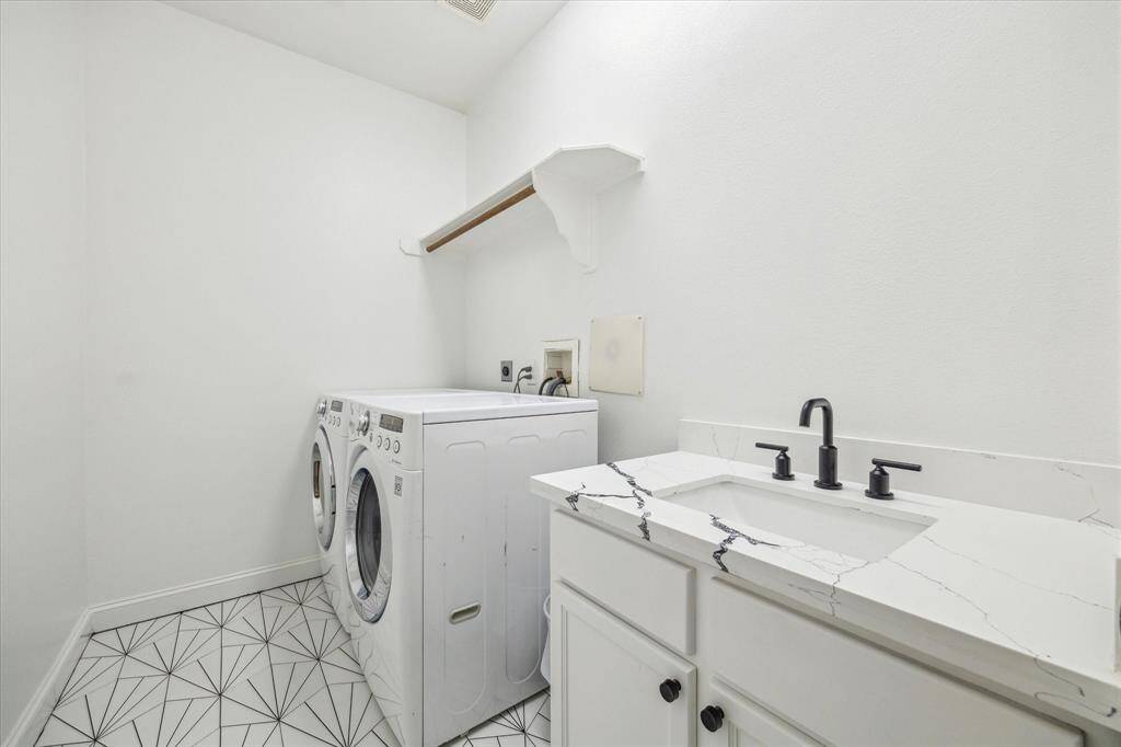 The designer touches even continue into this roomy laundry area!