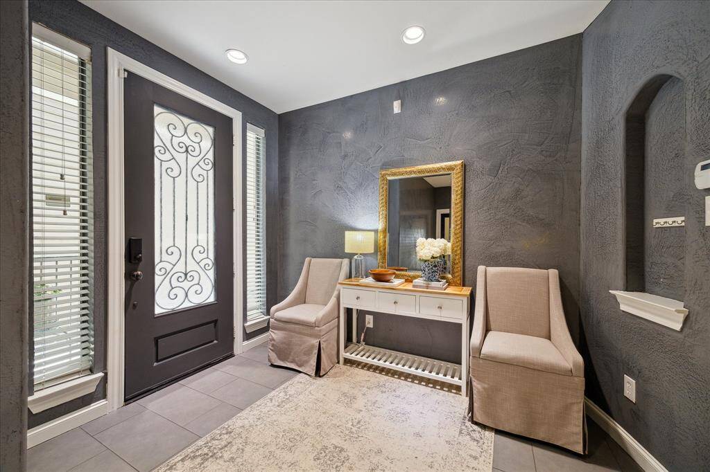 The reverse view of the warm and welcoming foyer.