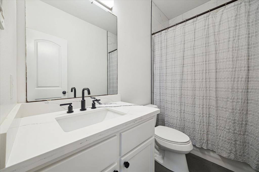 First floor bedroom's en suite bathroom.
