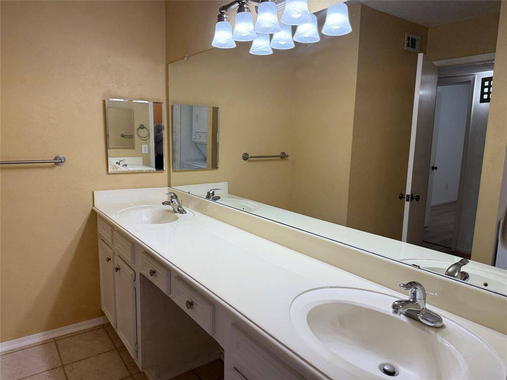 Vanity with double sinks.