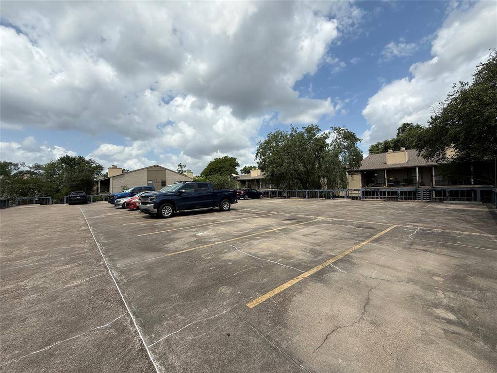 Plenty of roof top guest parking!