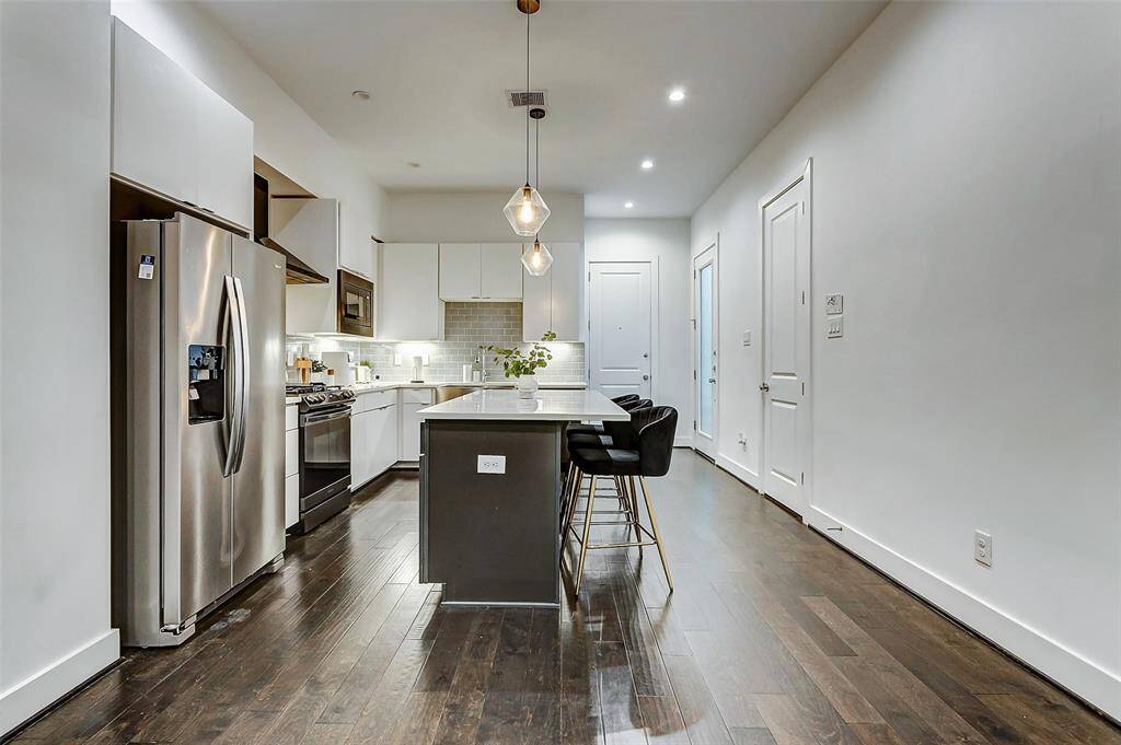Spacious kitchen island.