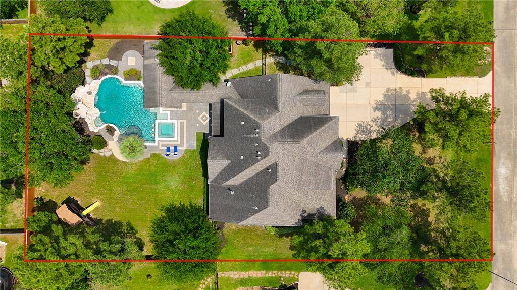 6 Laxey Glen highlights the home’s impressive lot, lush backyard and proximity to neighborhood amenities