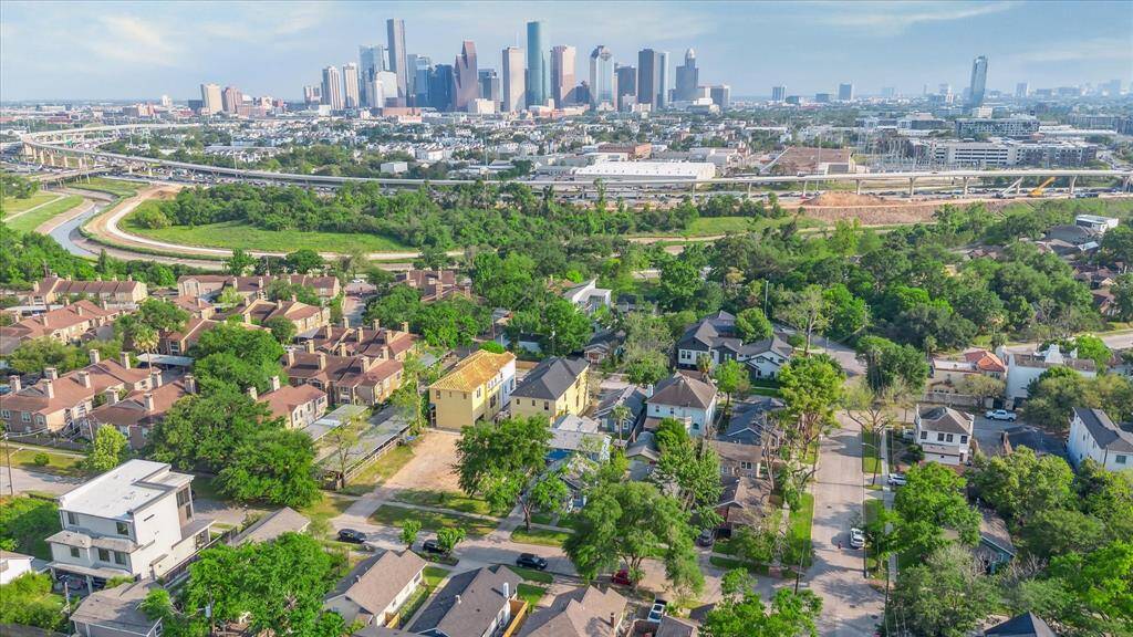 Located in a walkable community, it's conveniently close to the picturesque White Oak Bayou Hike and Bike Trail, offering a serene escape to connect with nature or enjoy stunning views of the downtown skyline.