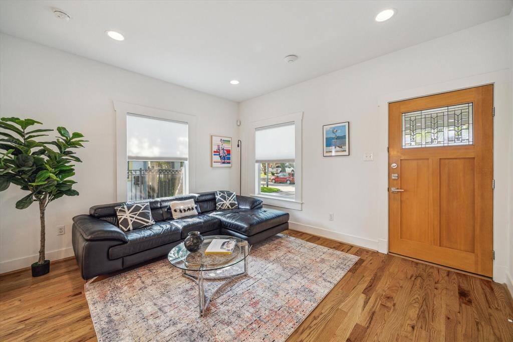 From the front door, enter in to the light and bright living area w/ real hardwood floors.