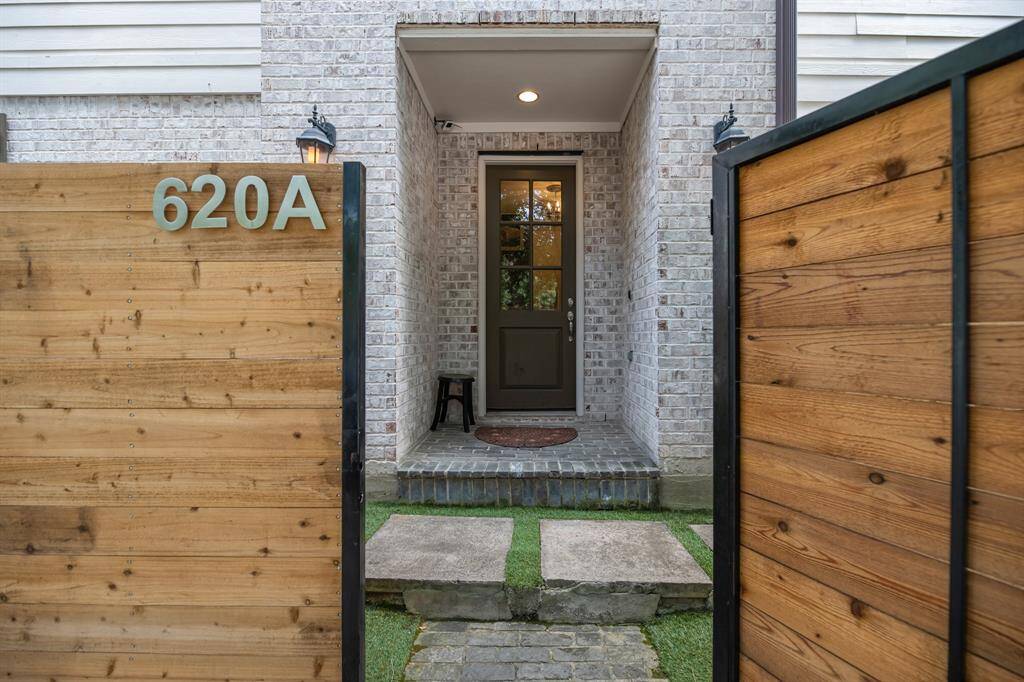 Welcome home! Locked gate for extra security.