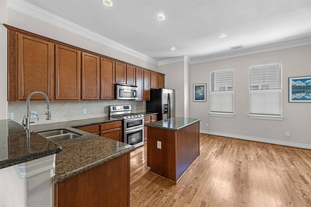 Kitchen and eat-in area.