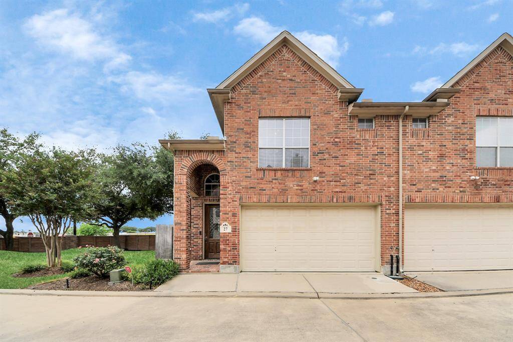 Welcome home to 6222 Skyline Dr #27