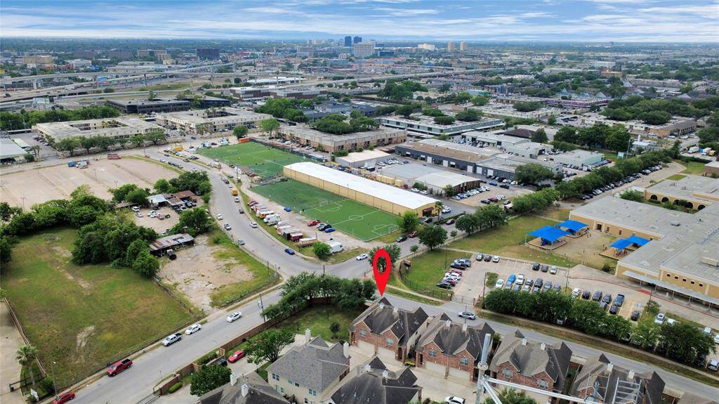 The home is only 15 minutes to Sugarland area