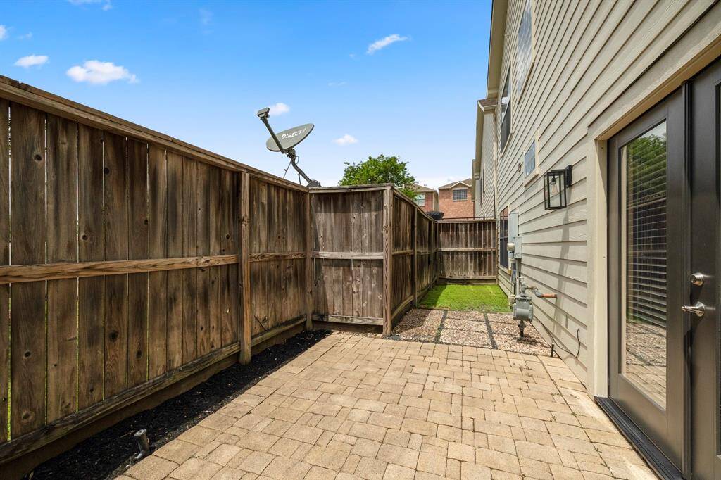 View of the grassy area to the other side of the yard, perfect for kids and pets.