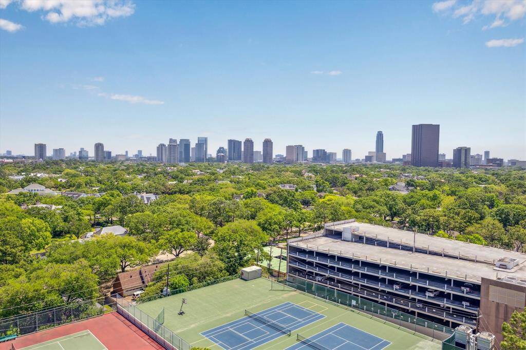 Take in sweeping, uninterrupted city views that bring energy and elegance to your everyday living.