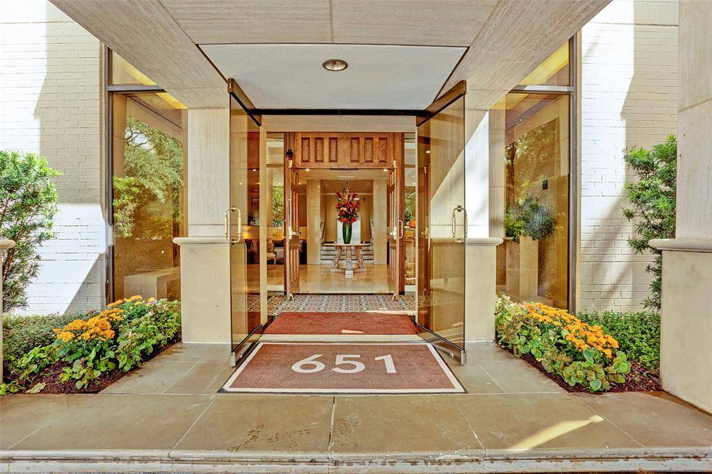 Enjoy the convenience of a full-time concierge and the security of 24/7 controlled access at the front entrance—adding comfort and confidence to your high-rise lifestyle.