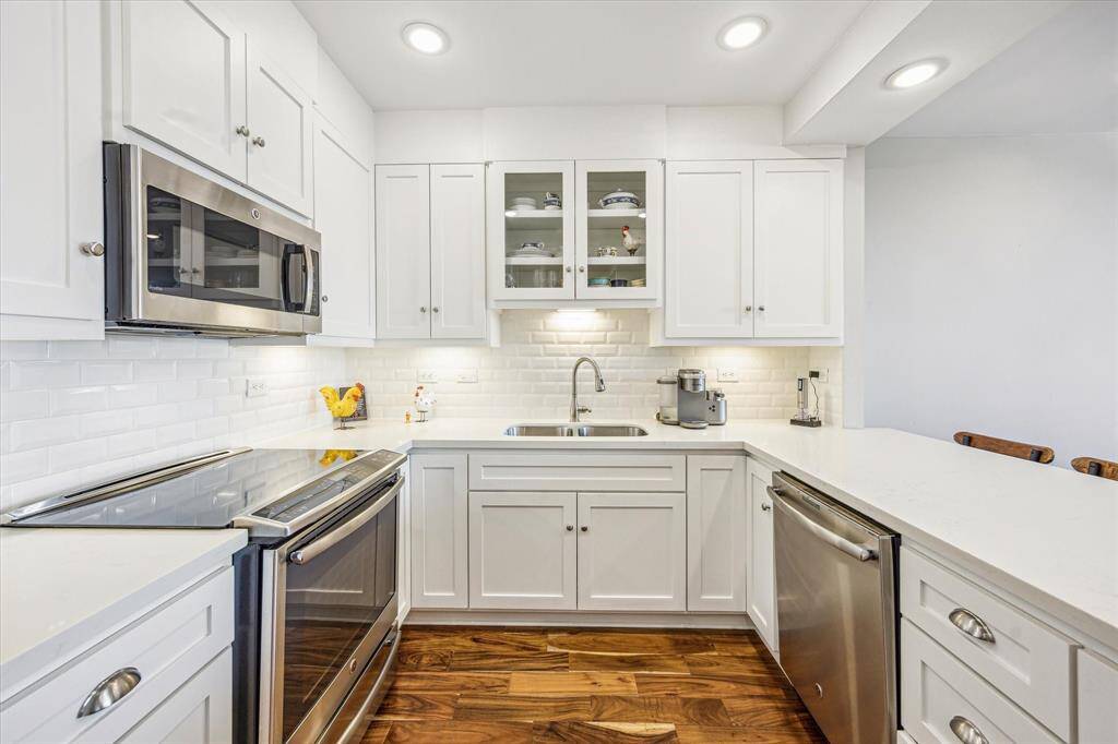 Whether you're a seasoned chef or just love to cook, the generous counter space gives you room to create with confidence.