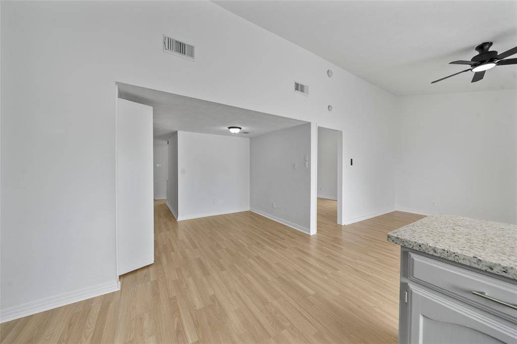 Breakfast area/flex room