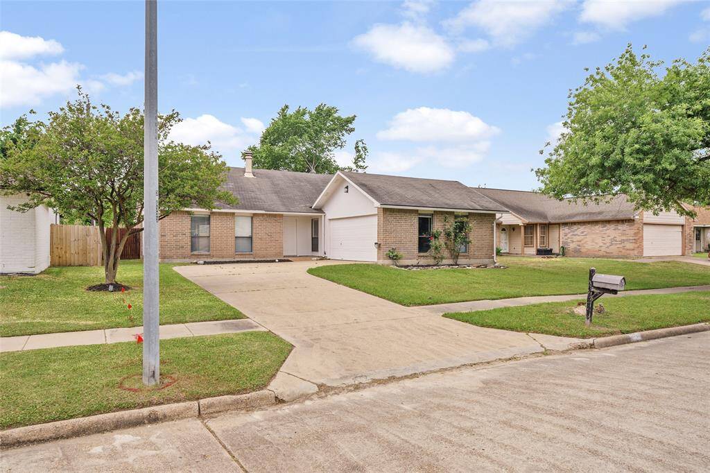 Make this one-story ranch into your home. Ample front lawn for your garden dreams to become a reality. Sidewalks for your regular or occasional strolls.