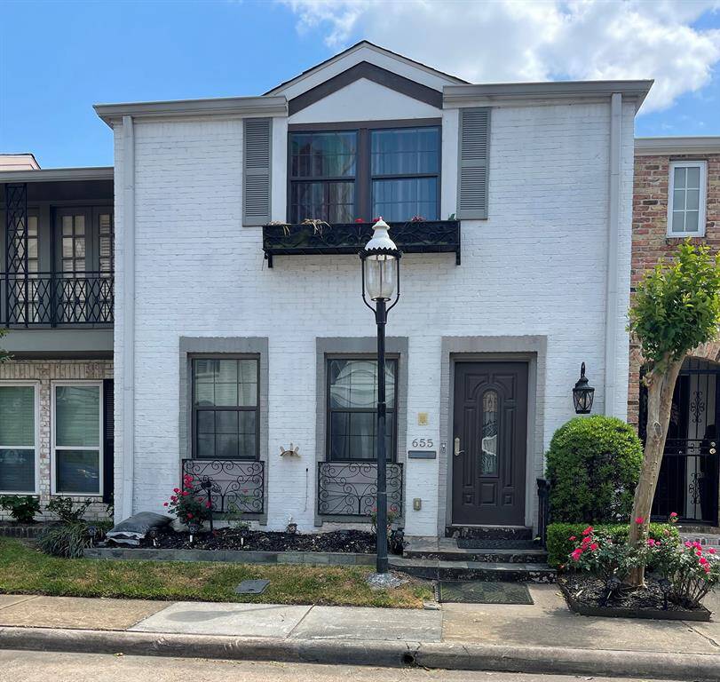 655 North Post Oak Lane Townhome is zoned to Hunters Creek elementary & Memorial High a Great School district.