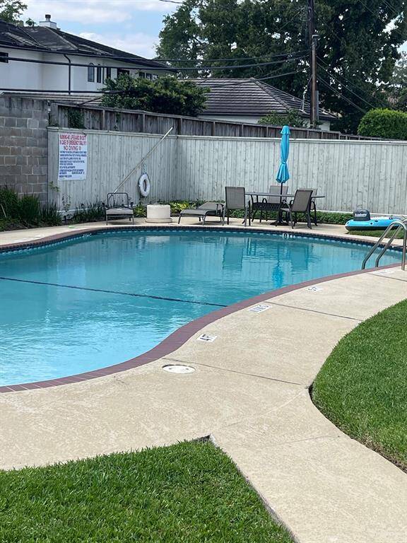 More view of the pool.