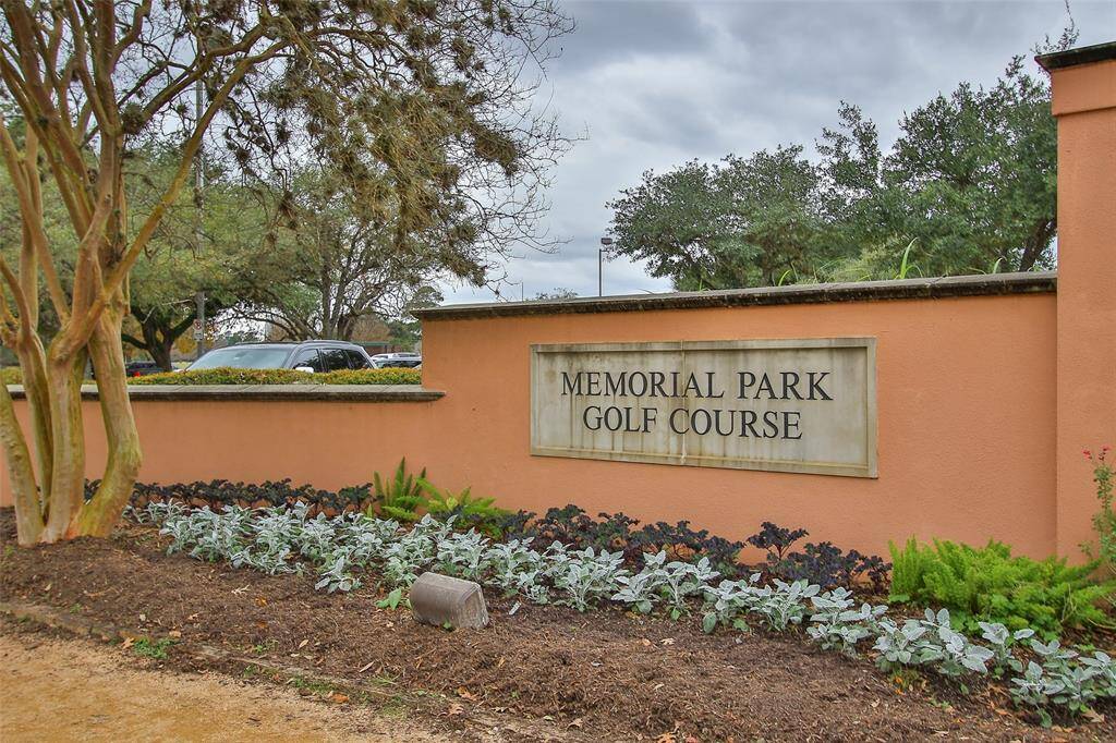Walking distance to Memorial park