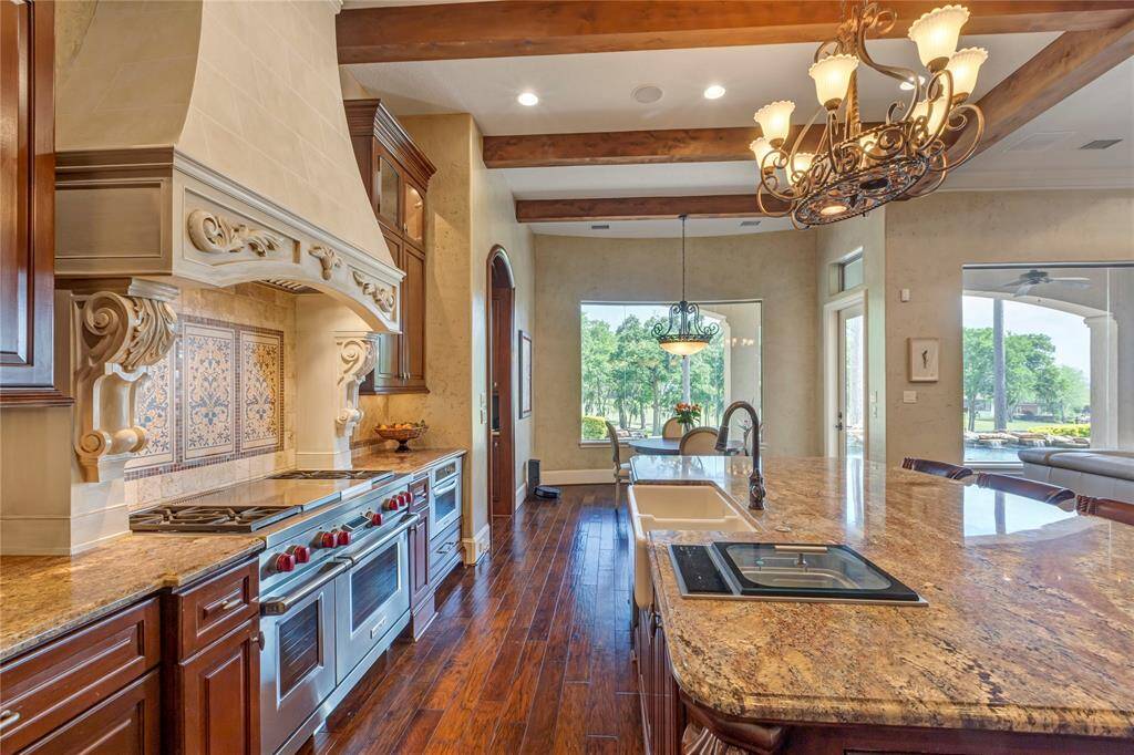 Imagine cooking in this kitchen.  What a job it would be.