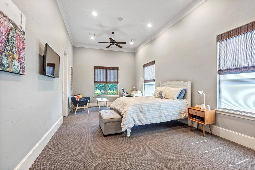 Guest Bedroom with it's own bathroom and very spacious.