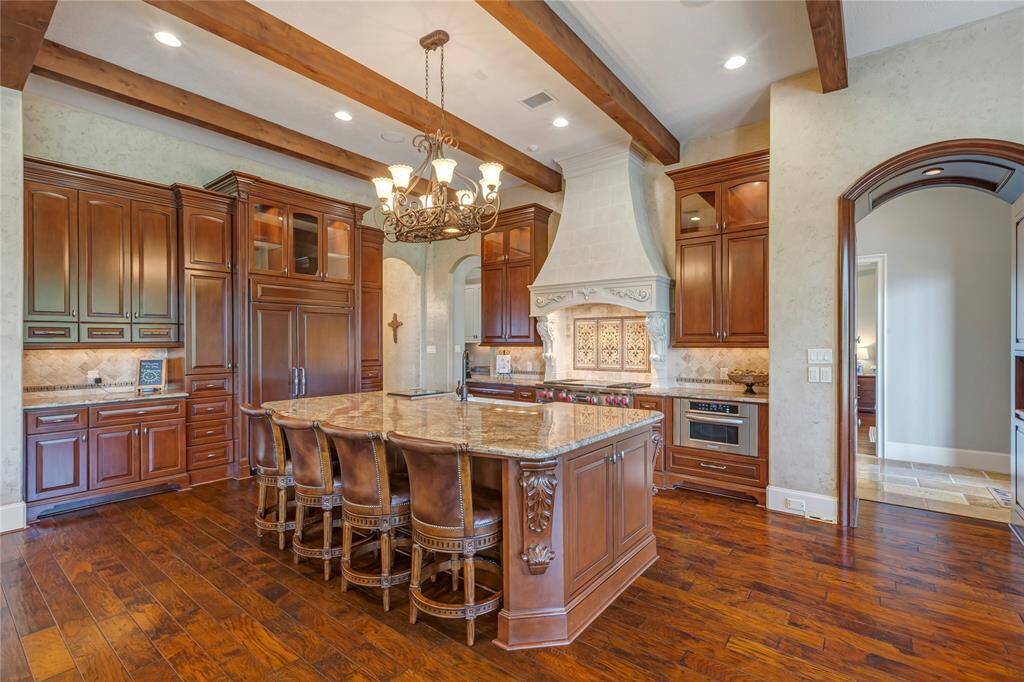 Another view of the beautiful kitchen