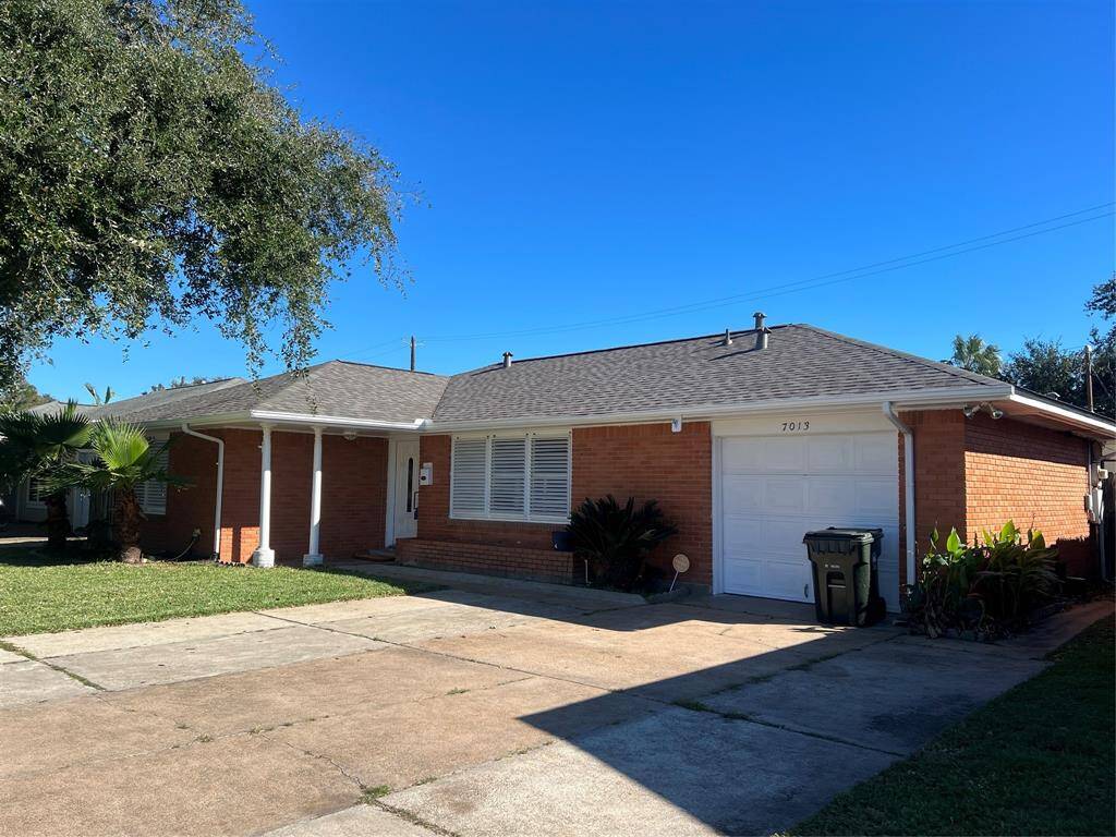 3/3/1 Single story home. New roof & Partial new fence. Gorgeous pool - maintenance provided by owner
