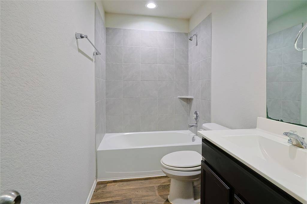 2nd Bath- Tub/shower combo w/ single vanity