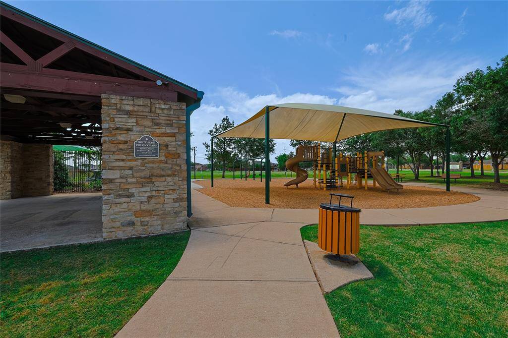 Southern Colony Park covered play area, basket ball and volley ball court, splashpad and dog park