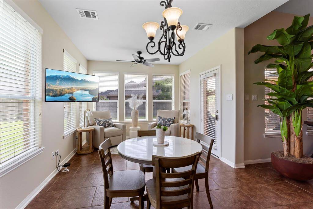Breakfast area with a wonderful sitting area.