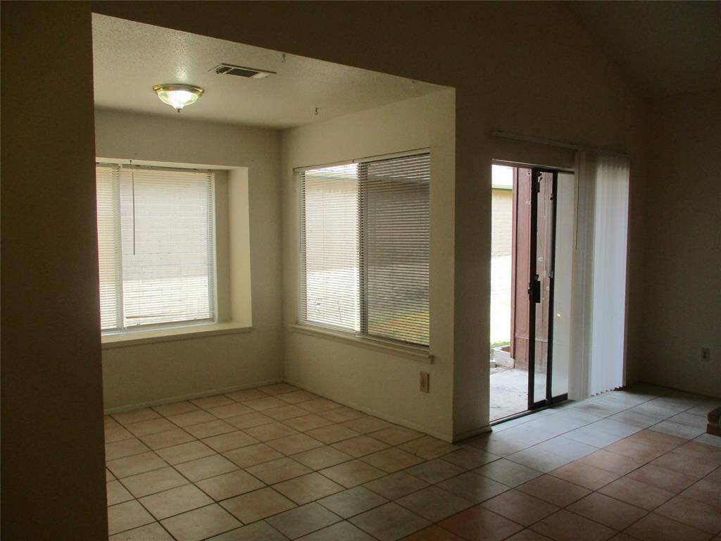Bay window in dining roo
