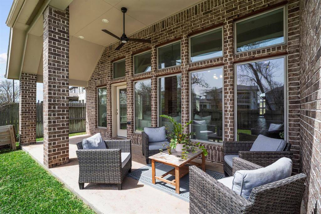 Close-up of the patio- perfect for entertaining!