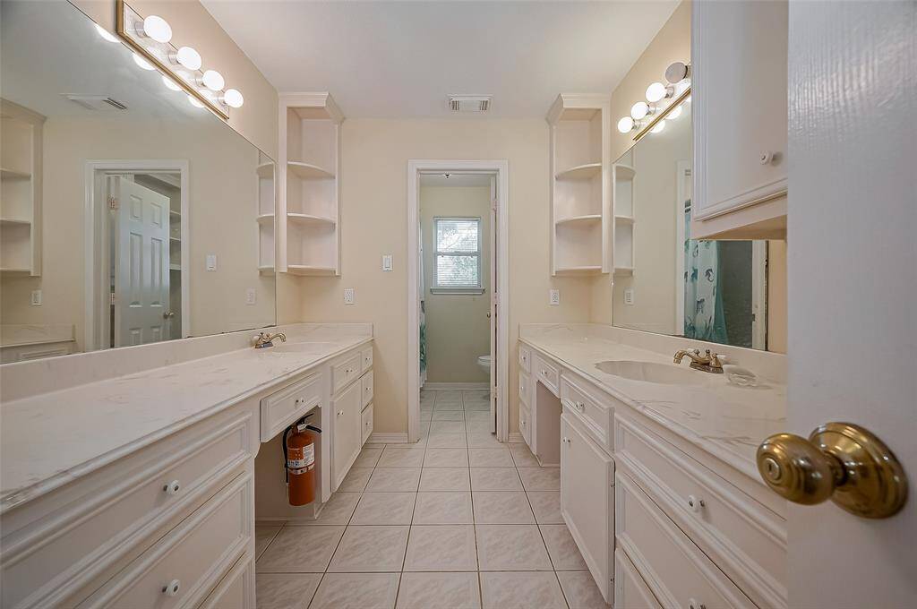 Guest bathroom upstairs