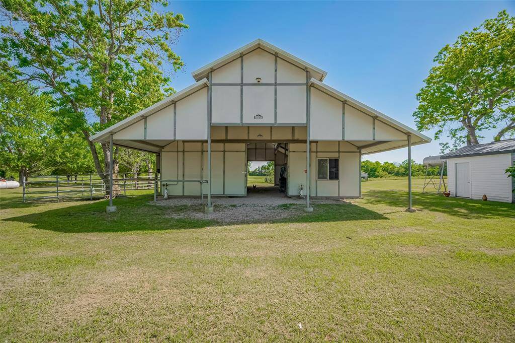 Horse stall barn